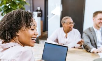 ¿Cómo se escribe un acta informativa?