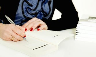 ¿Cómo redactar una carta de autorización para mi hijo?